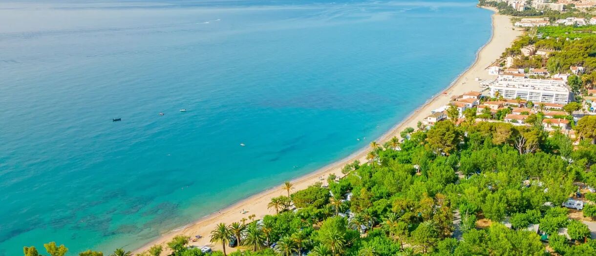 Der wunderschöne Strand beim Playa Montroig Camping Resort | Roan Luxury Camping Holidays.