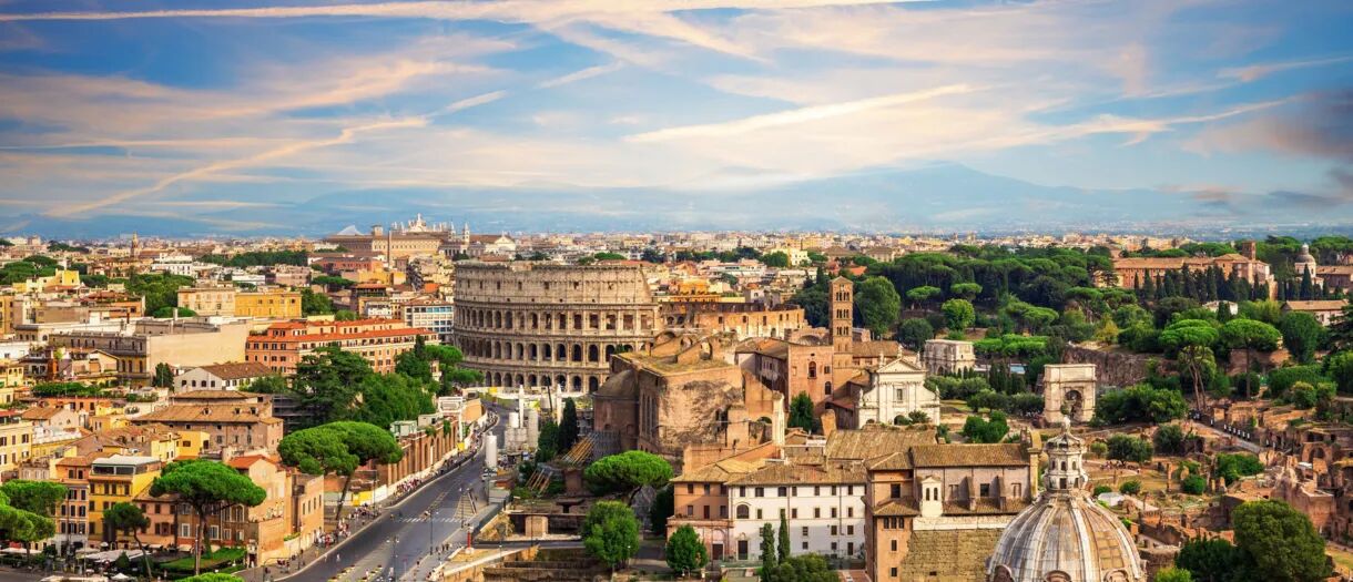 Panoramablick über die historische Stadt Rom, mit dem Kolosseum und dem Forum Romanum.