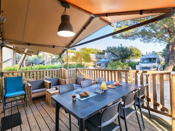 Das Roan Lodgetent Premium XL verfügt über einen luxuriösen Lounge-Bereich mit bequemen Kissen.