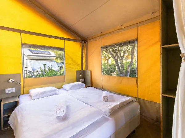 Das Roan Lodgetent Premium-Schlafzimmer mit großem Doppelbett.