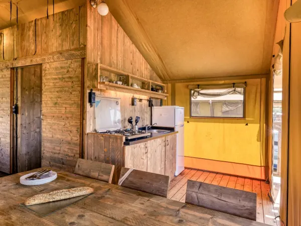 Der Roan Lodgetent Luxe hat einen stabilen Esstisch mit Stühlen.