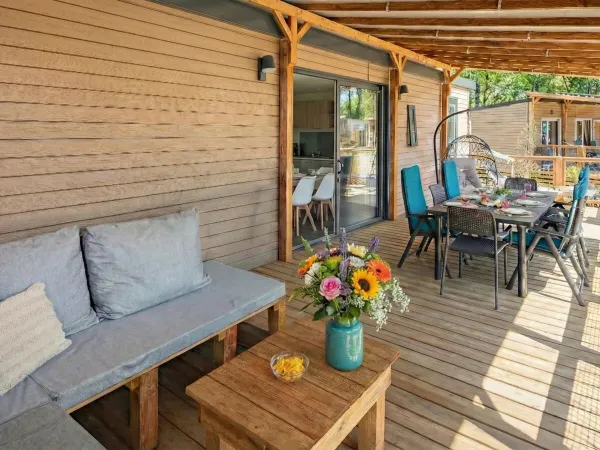 Die Veranda der Roan Supreme Plus Lounge ist vollständig überdacht und verfügt über ein großes Loungesofa.