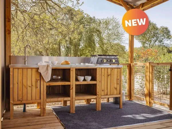 Die Außenküche von Roan ist mit einer Grillplatte, fließendem Wasser und viel Stauraum ausgestattet.