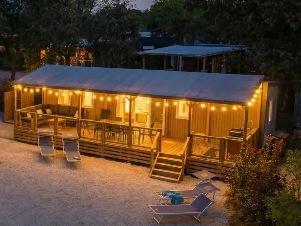 Die Supreme Deluxe Lounge Premium Zone mit stimmungsvoller Beleuchtung auf der Veranda.