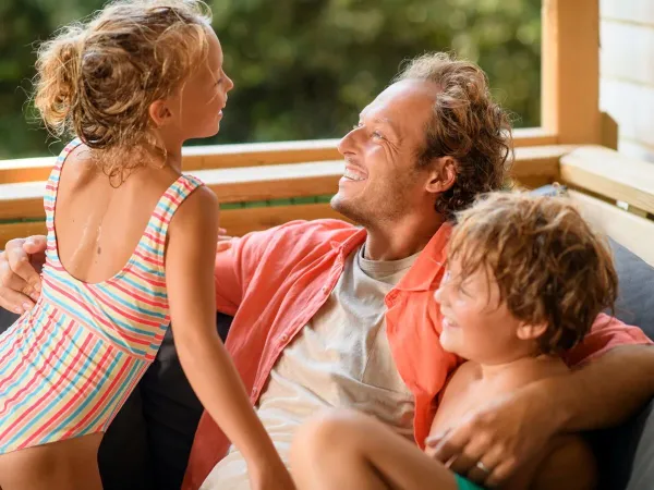 Gemeinsam auf der Veranda lachen und genießen.