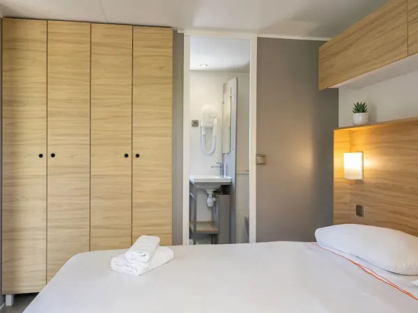 Das Doppelschlafzimmer des Roan Mobilheims Supreme 2 Bäder.