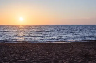 Sonnenuntergang am Strand an der toskanischen Küste.