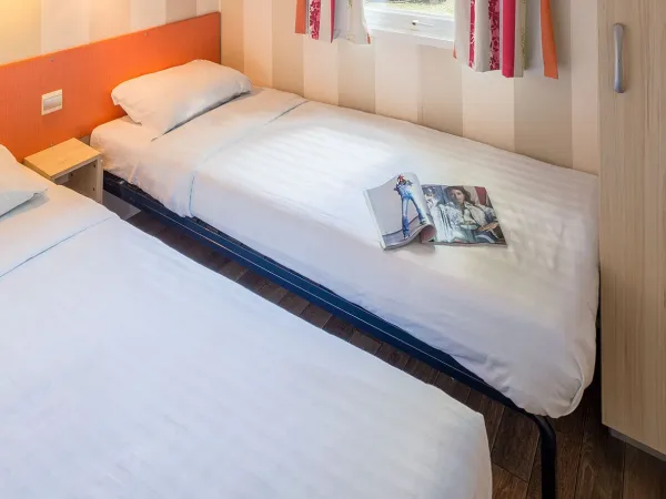 Zweites Schlafzimmer mit 2 Einzelbetten im Roan Comfort.