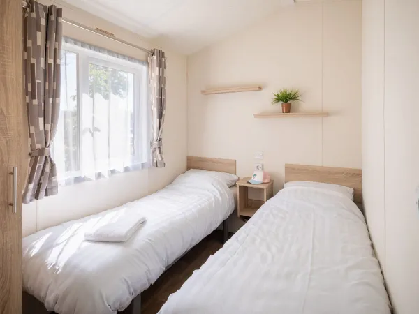 Zweites Schlafzimmer mit zwei Einzelbetten in der Comfort Lounge.