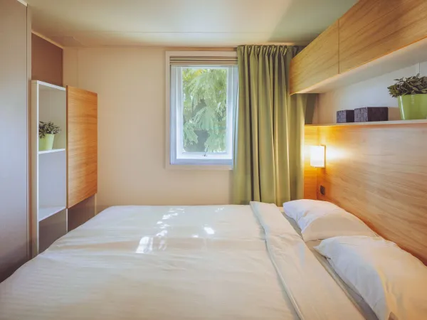 Das Zimmer Roan Premium Lounge mit einem Doppelbett.