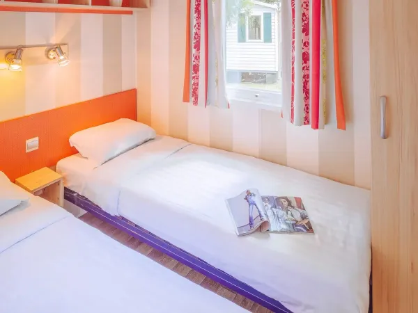 Roan Comfort Plus Lounge Schlafzimmer mit zwei Einzelbetten.