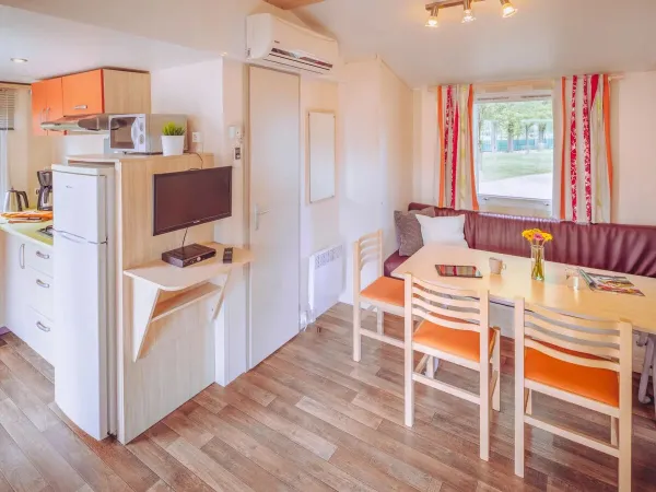 Wohnzimmer mit Essecke der Roan Comfort Plus Lounge.