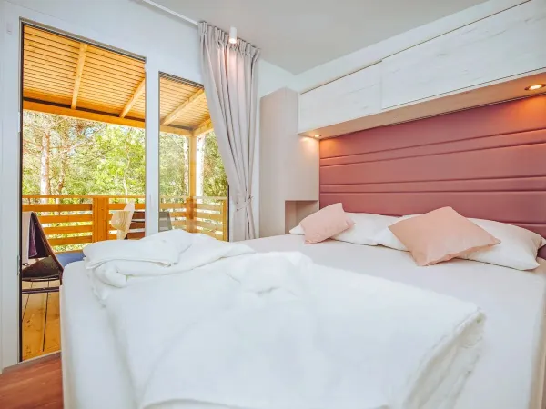 Das Roan Comfort Plus Lounge Schlafzimmer mit Doppelbett.