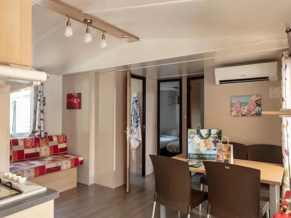 Die Küche/Wohnzimmer im Roan Comfort.