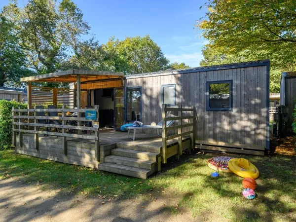 Die Veranda des Roan Premium verfügt über einen Esstisch mit Gartenstühlen.