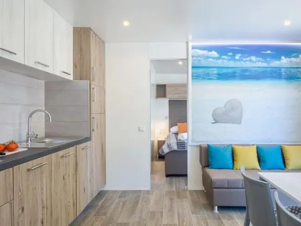 Der Wohnbereich der Roan Premium Lounge verfügt über eine geräumige Küche und einen Esstisch.