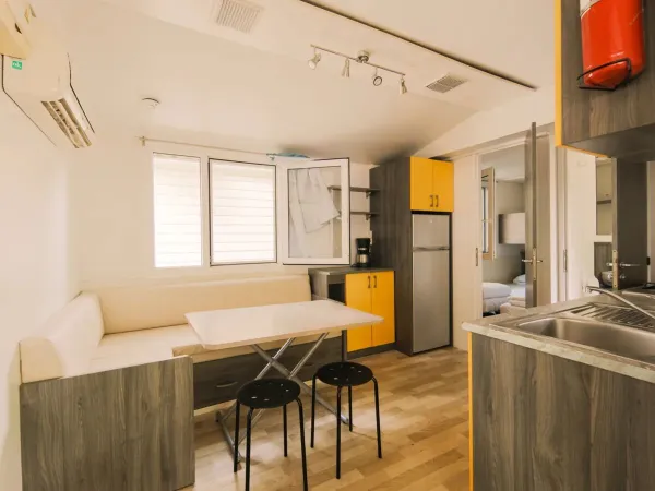 Das Innere des Classic Relax besteht aus einem Wohnzimmer, einem Schlafzimmer, einer Küche und einem Badezimmer.