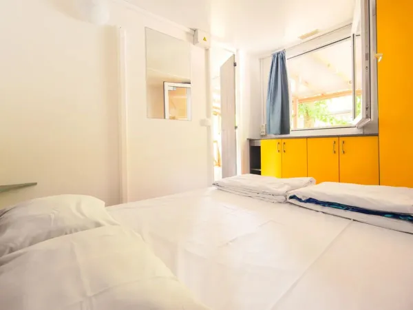 Das Hauptschlafzimmer des Roan Classic entspannt.