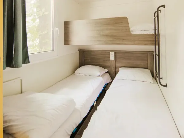 Schlafzimmer mit 2 Einzelbetten in Roan's Classic Relax.