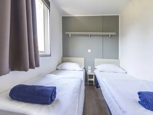 Das zweite Roan Premium Schlafzimmer mit zwei Einzelbetten.