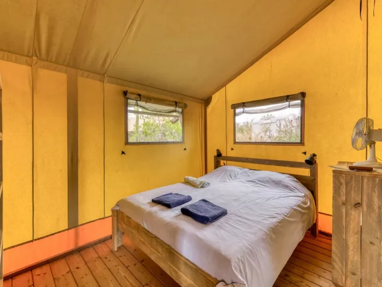 Das Roan Lodgetent Luxuriöses Schlafzimmer mit einem Doppel-Himmelbett.