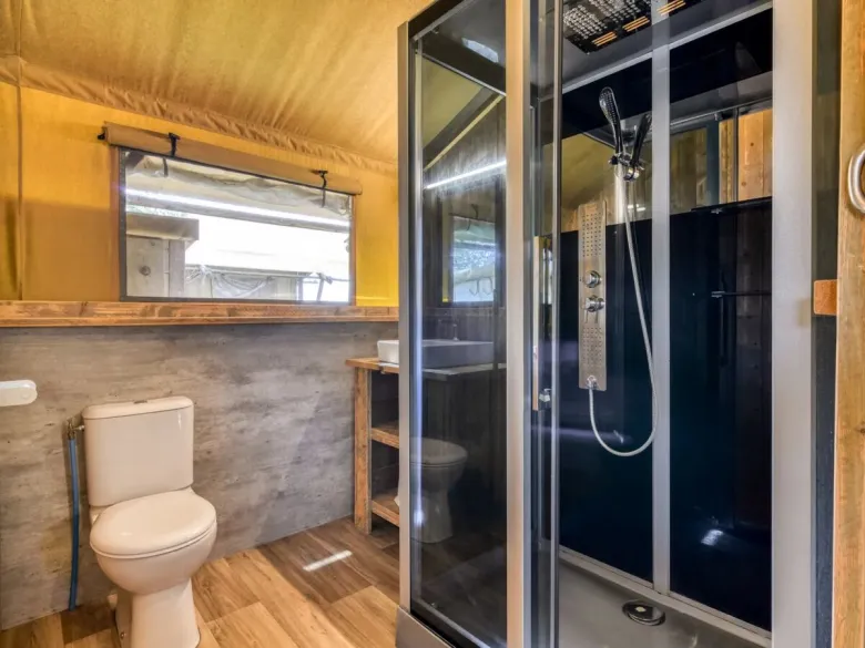 Das Roan Lodgetent Luxe verfügt über eine Duschkabine, eine Toilette und ein Waschbecken.