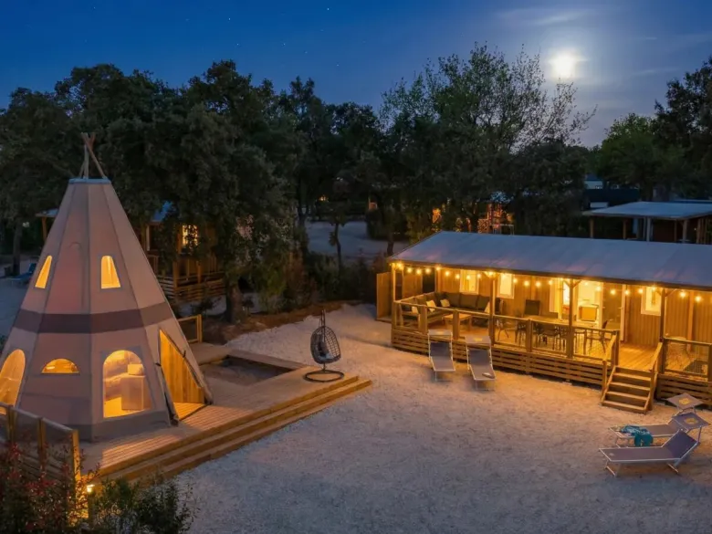 Die Roan Supreme Deluxe Family Lounge Premium Zone.