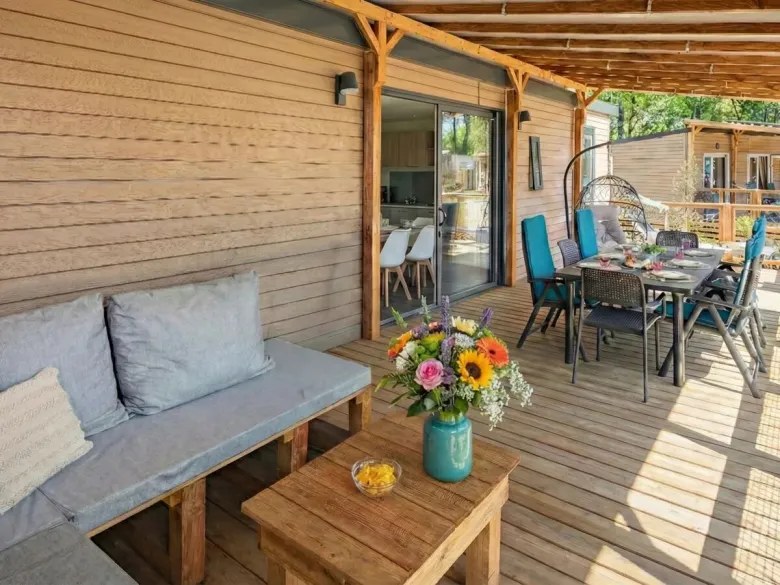 Die Veranda der Roan Supreme Plus Lounge ist vollständig überdacht und verfügt über ein großes Loungesofa.