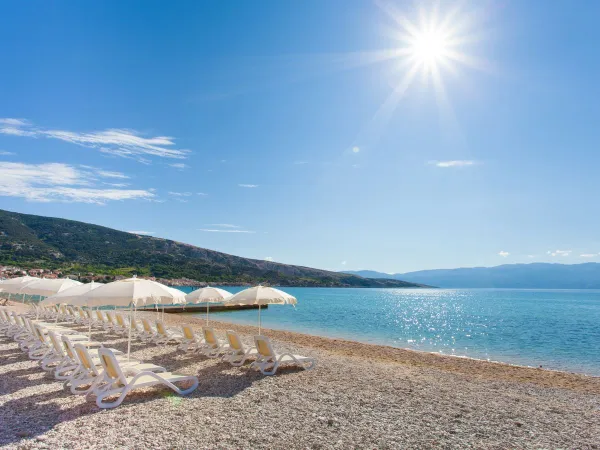 Der Kieselstrand auf dem Campingplatz Baška Camping Resort in Roan.