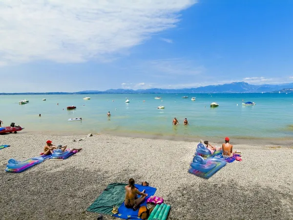 Belebter Strand auf dem Campingplatz Roan Belvedere.