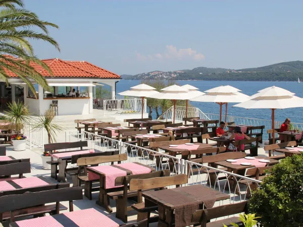 Terrasse mit Blick auf das Meer auf dem Campingplatz Roan Amadria Park Trogir.