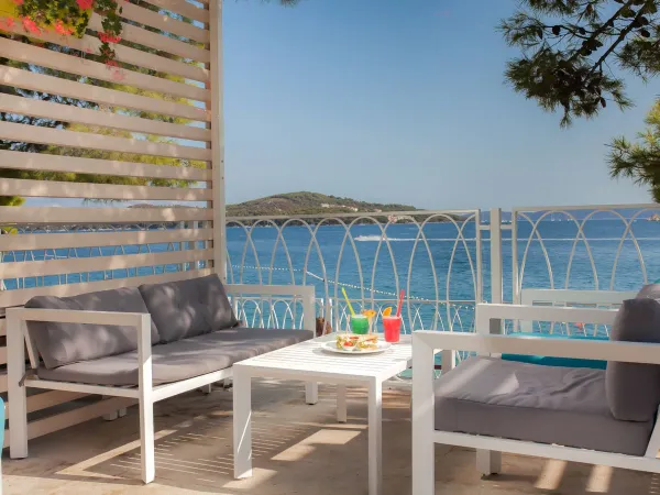 Gemütliche Sitzecke mit Blick auf das Meer auf dem Roan Campingplatz Amadria Park Trogir.