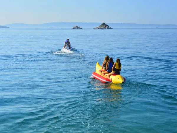 Bananenboot auf dem Meer auf dem Campingplatz Roan Amadria Park Trogir.