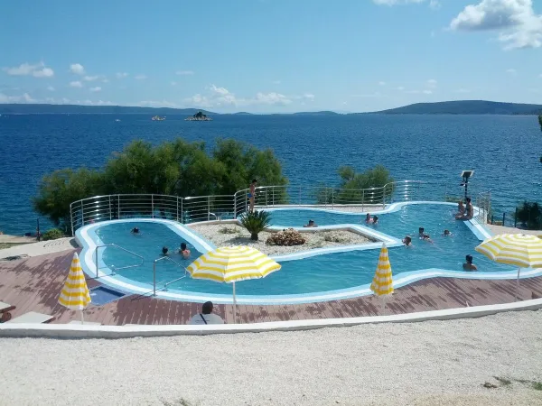 Schwimmbad mit Meerblick auf dem Roan Campingplatz Amadria Park Trogir.