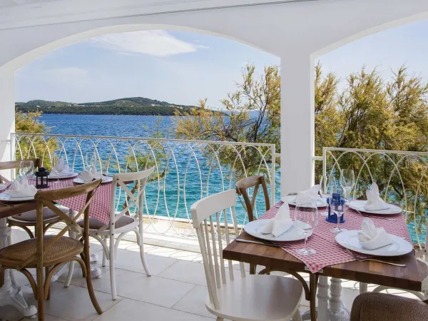 Essen am Meer auf dem Campingplatz Roan Amadria Park Trogir.