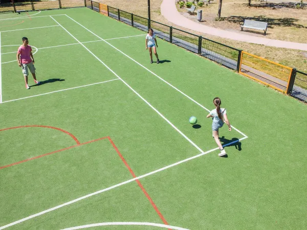 Fußball spielen auf dem Sportplatz des Roan Camping De Schatberg.