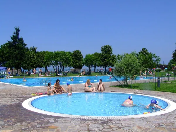Übersicht der Schwimmbäder auf dem Campingplatz Roan Del Garda.