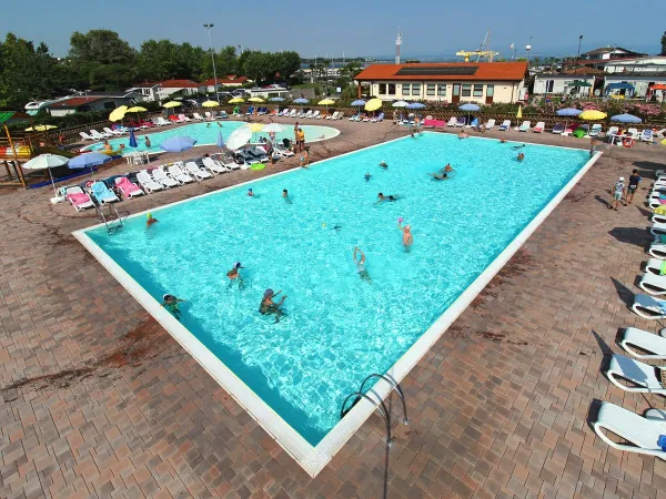 Übersicht der Schwimmbäder auf dem Campingplatz Roan Del Garda.