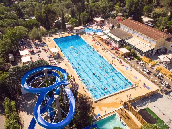 Schwimmbad mit Wasserrutsche auf dem Campingplatz Roan Domaine Naïades.