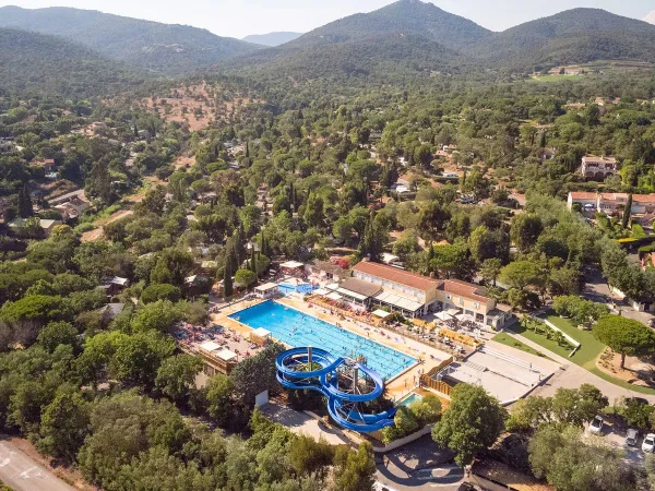 Olympisches Schwimmbad mit Wasserrutsche auf dem Campingplatz Roan Domaine Naïades.