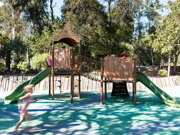 Kleiner Spielplatz auf dem Campingplatz Domaine Naïades in Roan.