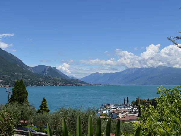 Überblick über den schönen Gardasee in der Nähe des Roan Camping Eden.