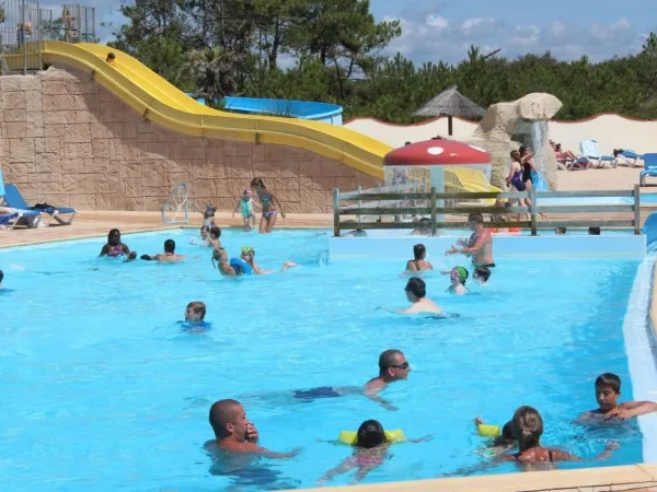 Schwimmbad mit Wasserrutsche auf dem Roan Campingplatz La Dune Des Sables.