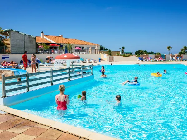 Spaß am Pool auf dem Roan Campingplatz La Dune Des Sables.