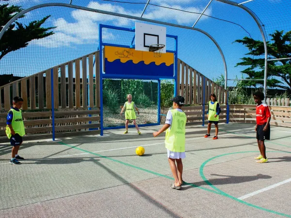 Basketball spielen auf dem Roan Campingplatz La Dune Des Sables.