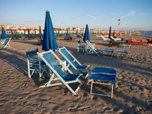 Entspannungsmöglichkeiten am Strand auf dem Campingplatz Roan Le Capanne.