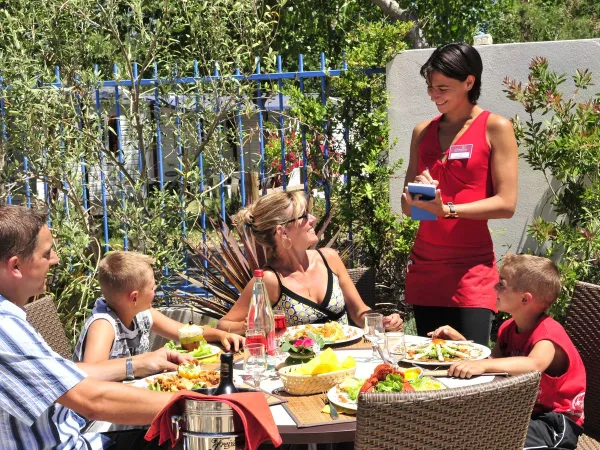 Abendessen auf dem Campingplatz Roan Méditerranée Plage.