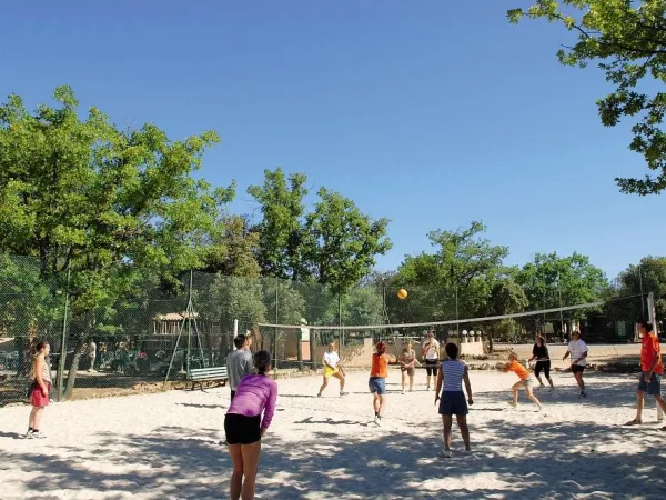 Volleyball spielen auf dem Roan Camping Du Verdon.