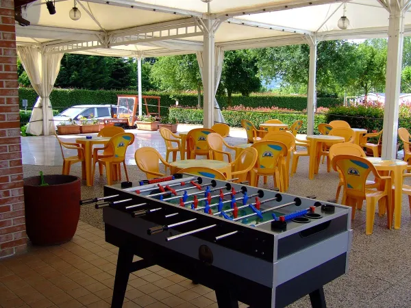 Terrasse mit Fußballtisch auf dem Campingplatz Roan Okay Lido.