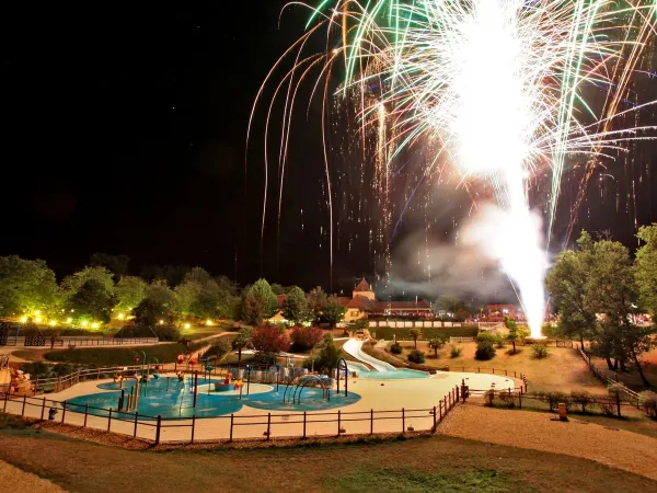 Feuerwerk auf dem Roan-Campingplatz Avit Loisirs.